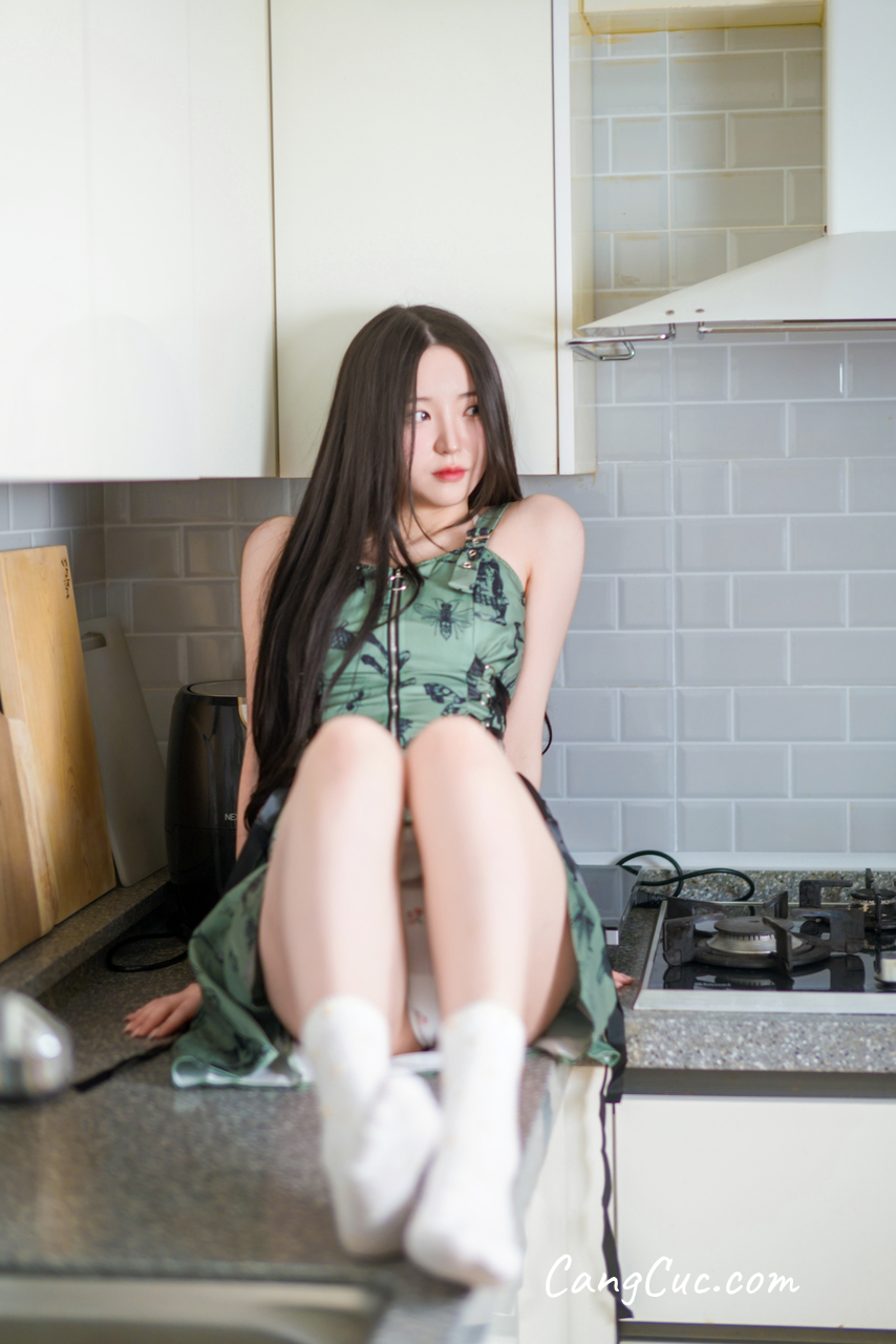 Yeolmu - Pose On The Stairs And The Sink